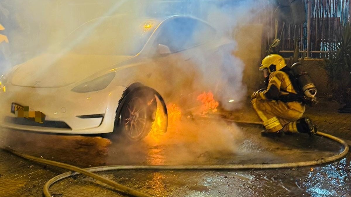 אירוע חריג בלב שכונה: רכב חשמלי עלה באש ברמות