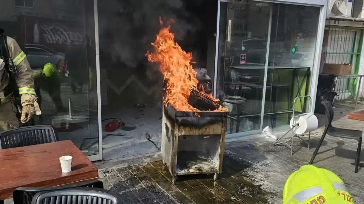 Пожар в фалафельной в районе Гимель в Беэр-Шеве: жильцы эвакуированы из соседнего дома (видео)