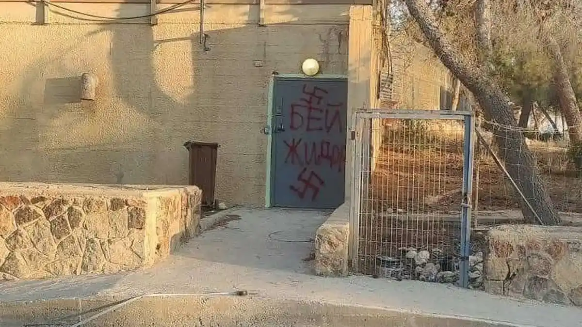 אנטישמיות בערד: צלבי קרס רוססו על מבני ציבור