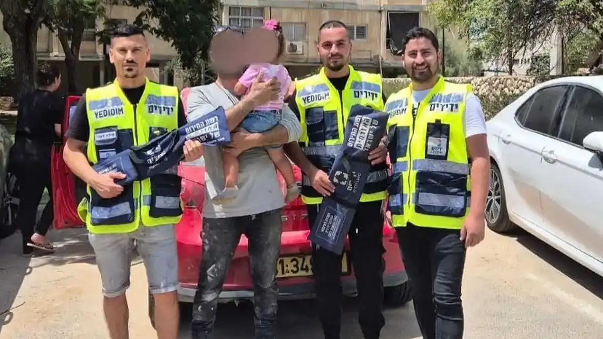 דרמה בנתיבות: מתנדבי ידידים חילצו תינוקת שננעלה ברכב לעיני הוריה