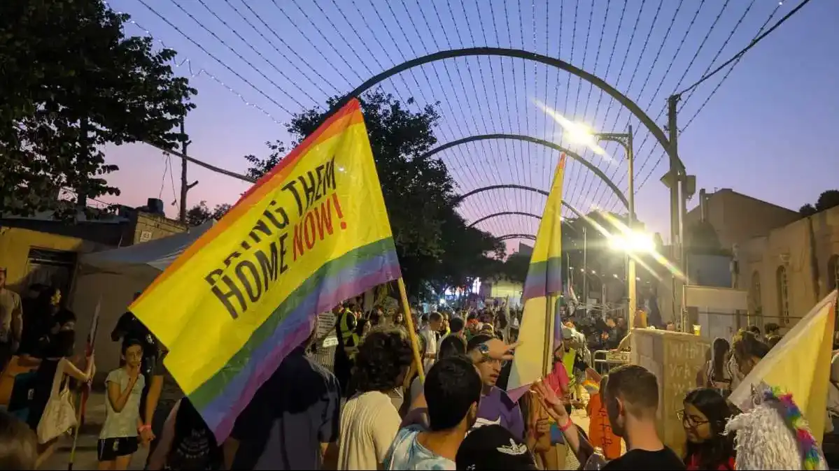 מצעד הגאווה בבאר שבע – מאות צעדו בעיר העתיקה ולא שכחו את החטופים