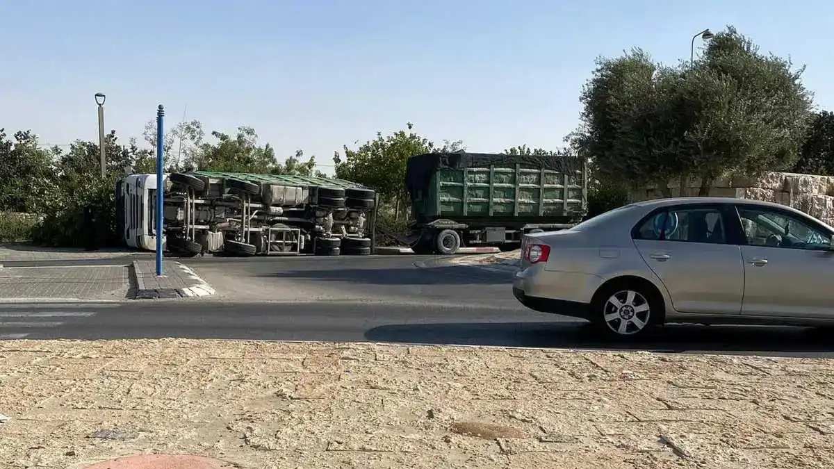 משאית סמיטריילר התהפכה בטיילת אימבר בבאר שבע – עומסי תנועה כבדים באזור