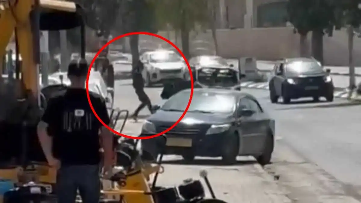 חיסול חשבונות בדרום - לאור יום: רעולי פנים יורים לעבר חנות ברחוב מרכזי (תיעוד)