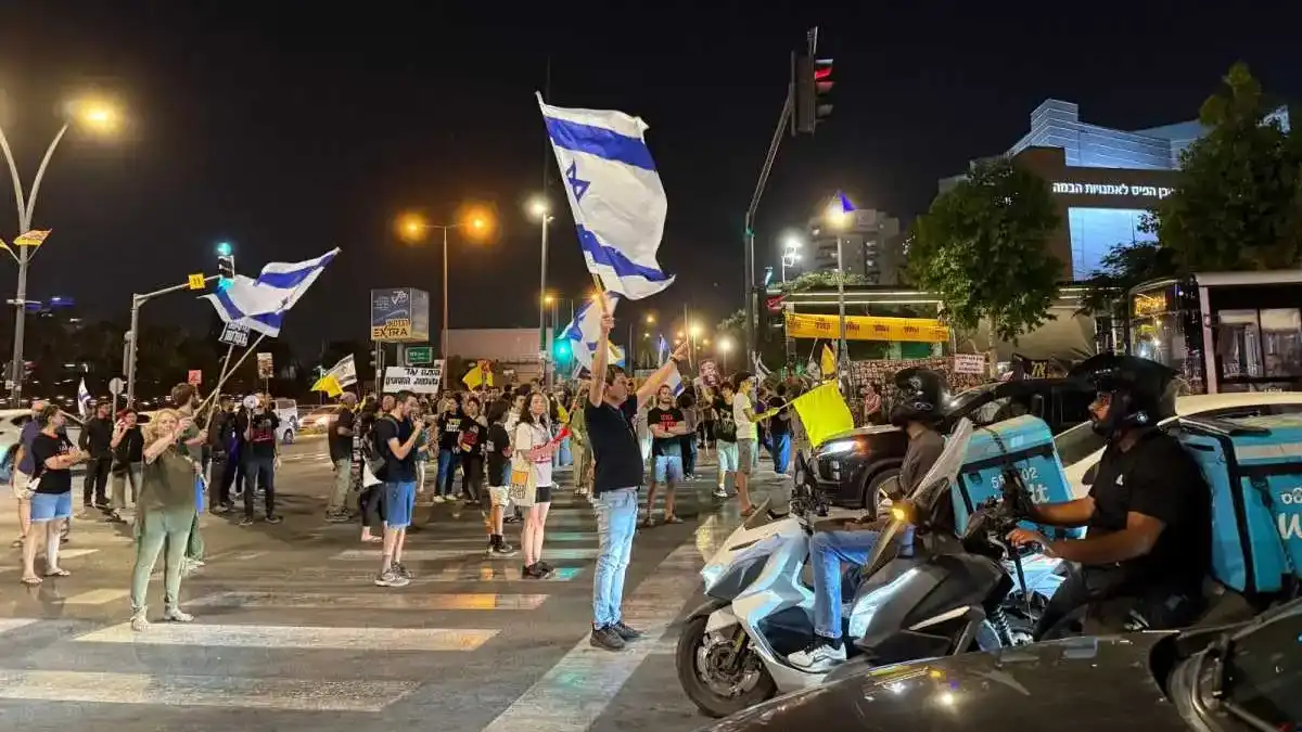 מפגינים חוסמים את שדרות רגר בבאר שבע במחאה לשחרור החטופים (תיעוד)