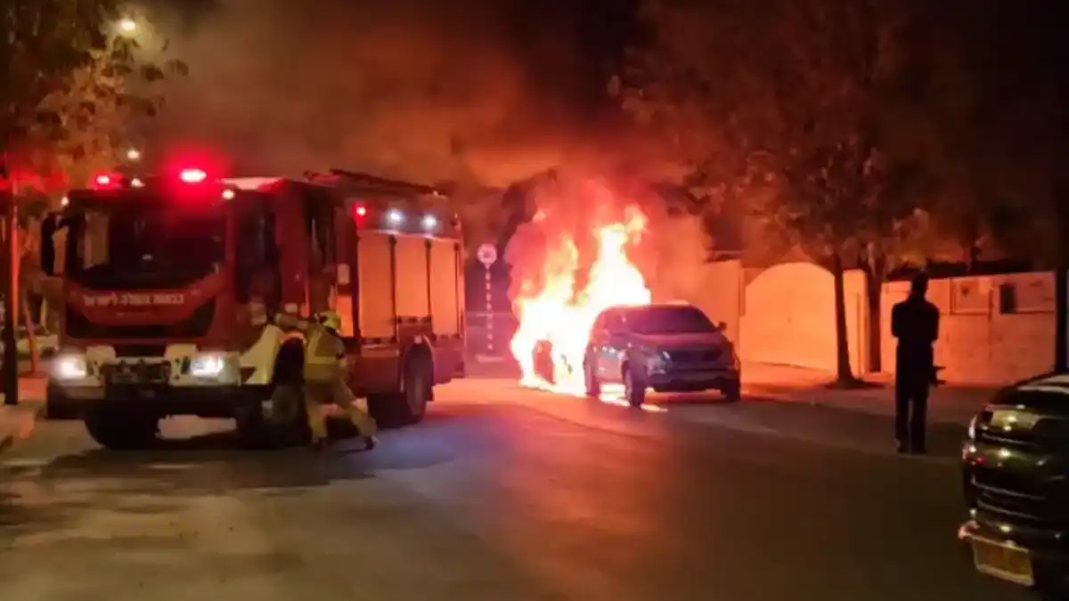 כלי רכב הוצתו בעומר - המשטרה: ''טעות בזיהוי על רקע סכסוך כספי'' (תיעוד)