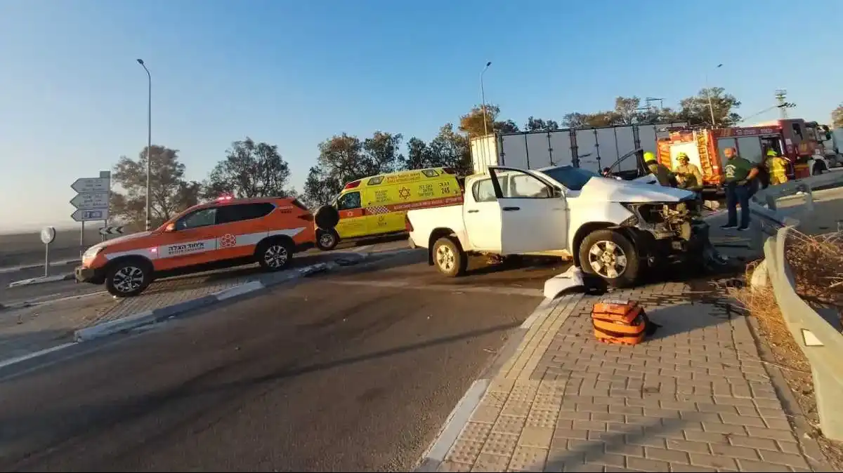נהג רכב מסחרי נפצע בהתנגשות עם משאית בדרום
