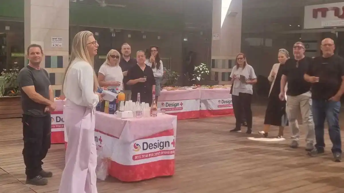 הרמת כוסית חגיגית לכבוד השנה החדשה ב'דיזיין פלוס' באר שבע