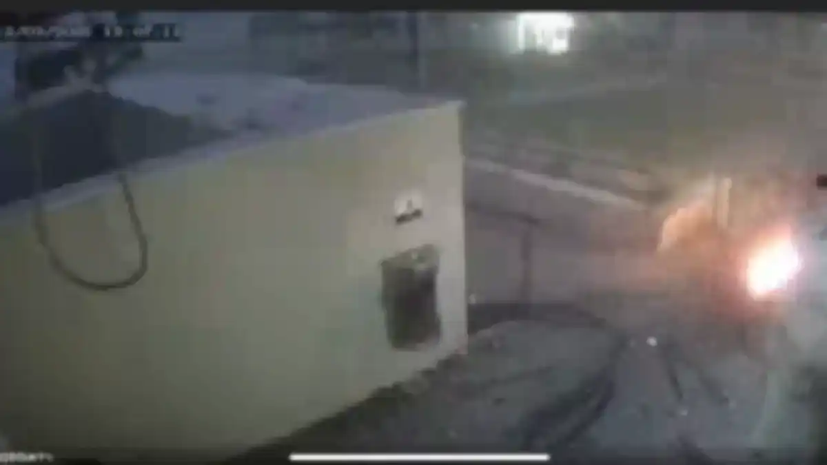 מטורף: מטען חבלה התפוצץ בכניסה לבניין בשכונת הפארק בבאר שבע (תיעוד)