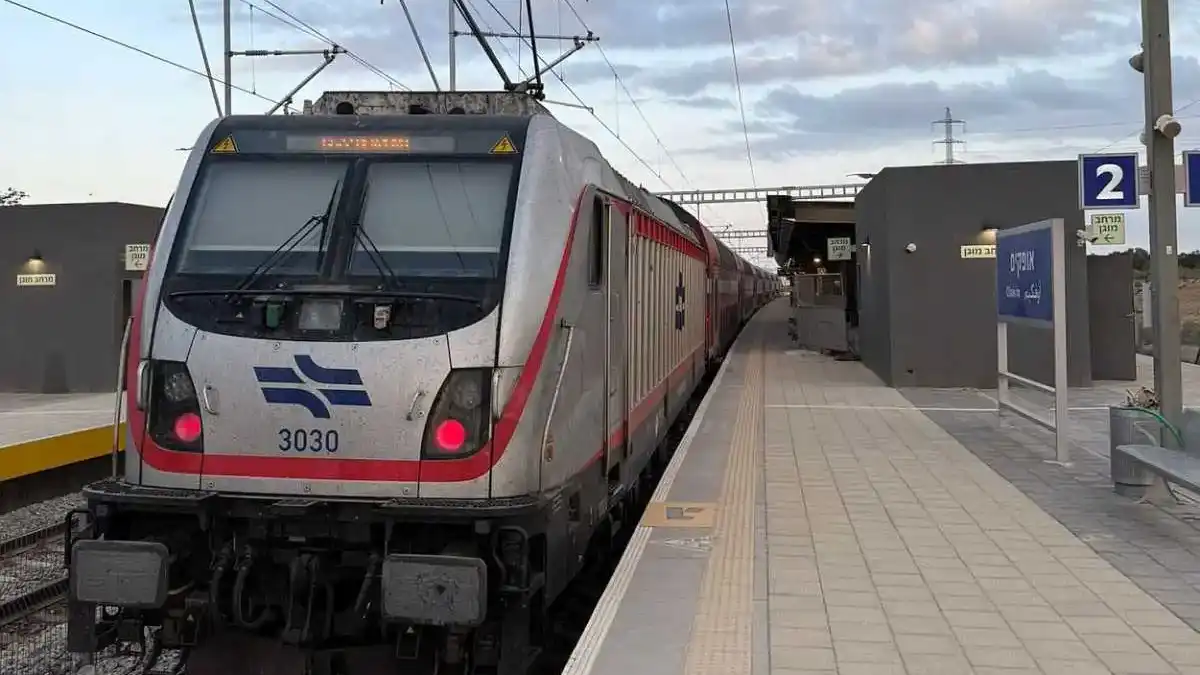 באופקים חוגגים – בבאר שבע זועמים: ''מבלים 4 שעות ביום ברכבת''