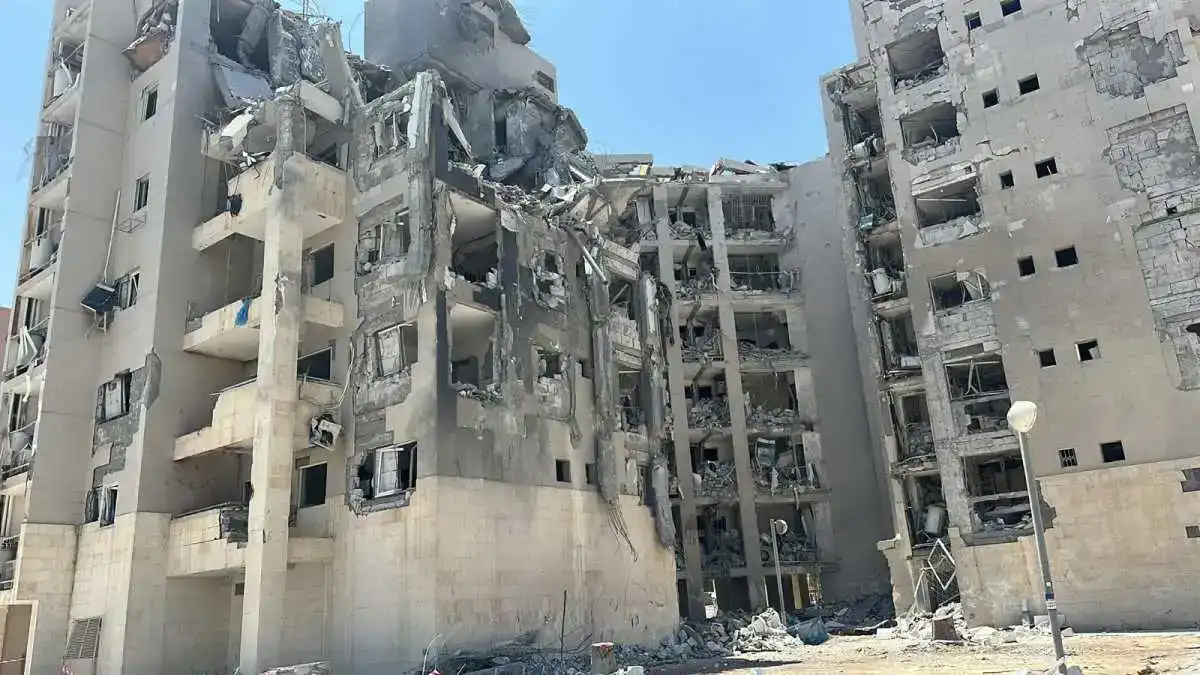 הבניין שנפגע מטיל בנווה זאב ייהרס בחול המועד סוכות, התושבים יתבקשו לסגור חלונות