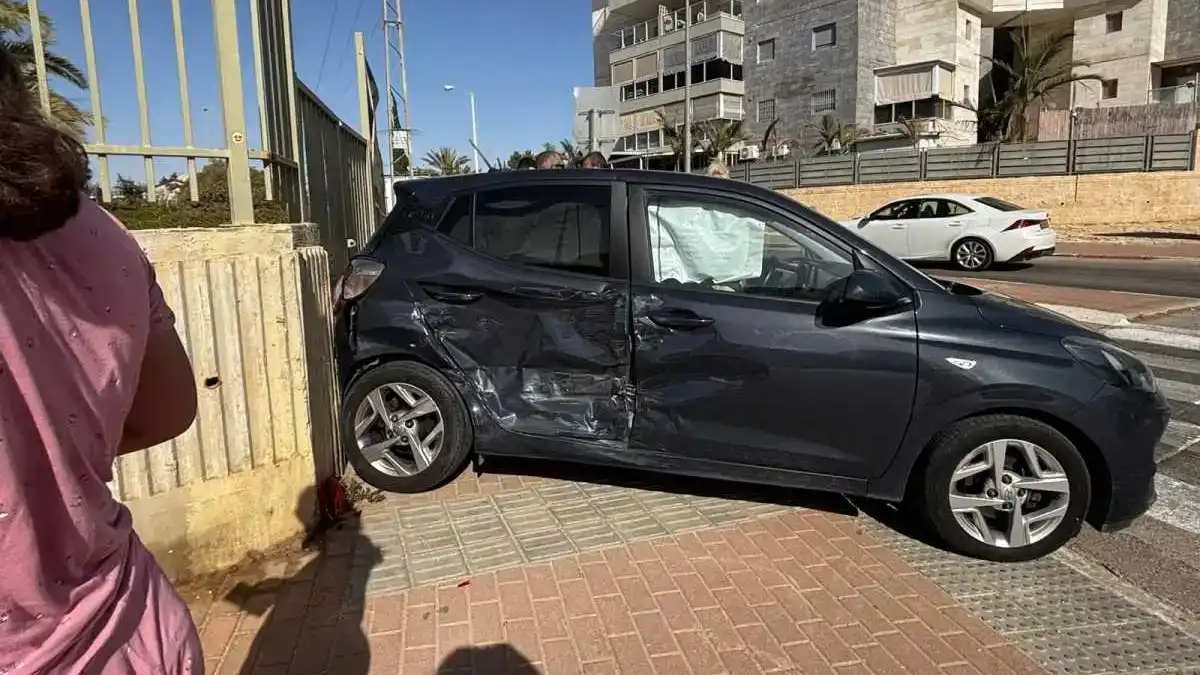 רכב התנגש בשער מרפאה בבאר שבע: ''חששנו שזה ייקרה, נמנע פה אסון''