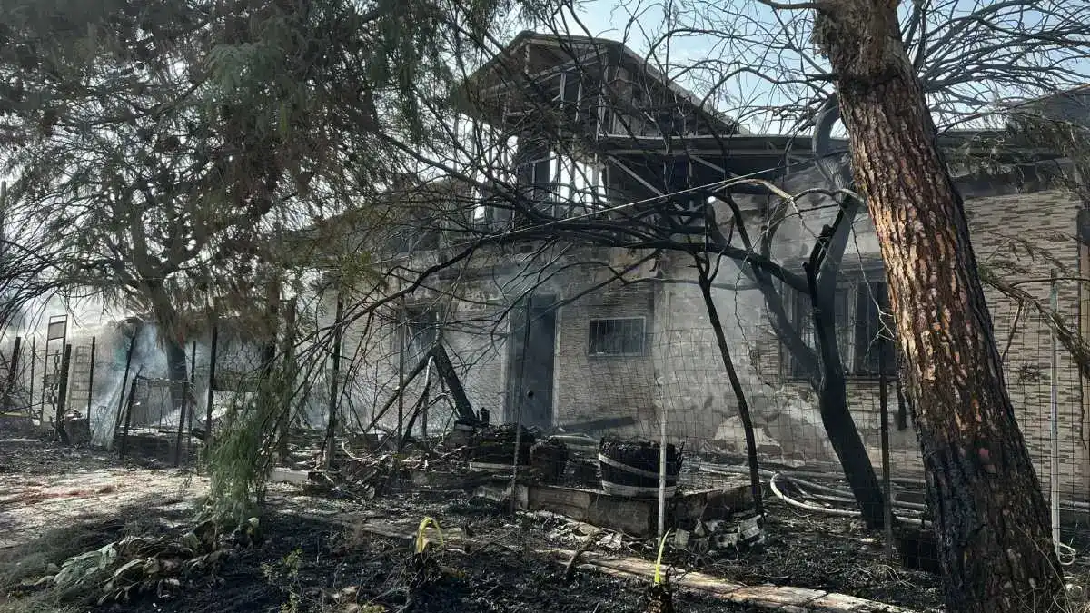 אישה חולצה מבית בוער בשכונה ה'