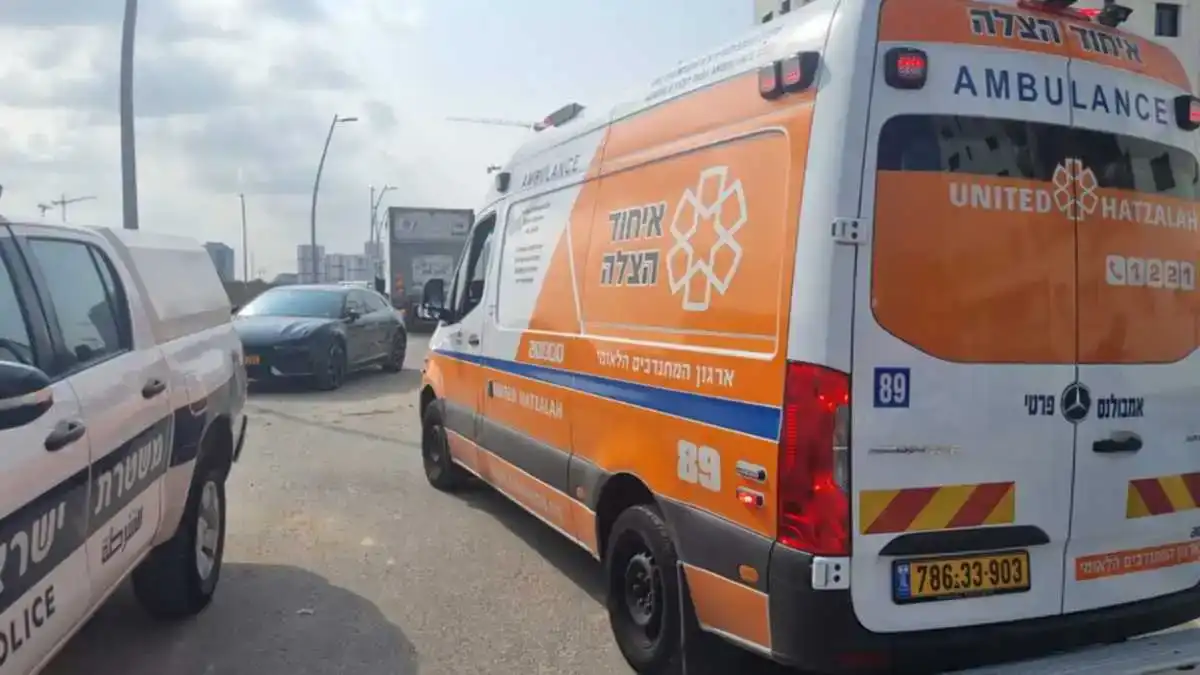 זירת התאונה בכביש 25 סמוך לדימונה – כוחות הצלה ומשטרה במקום לאחר שרוכב אופנוע נהרג בהחלקה קטלנית.