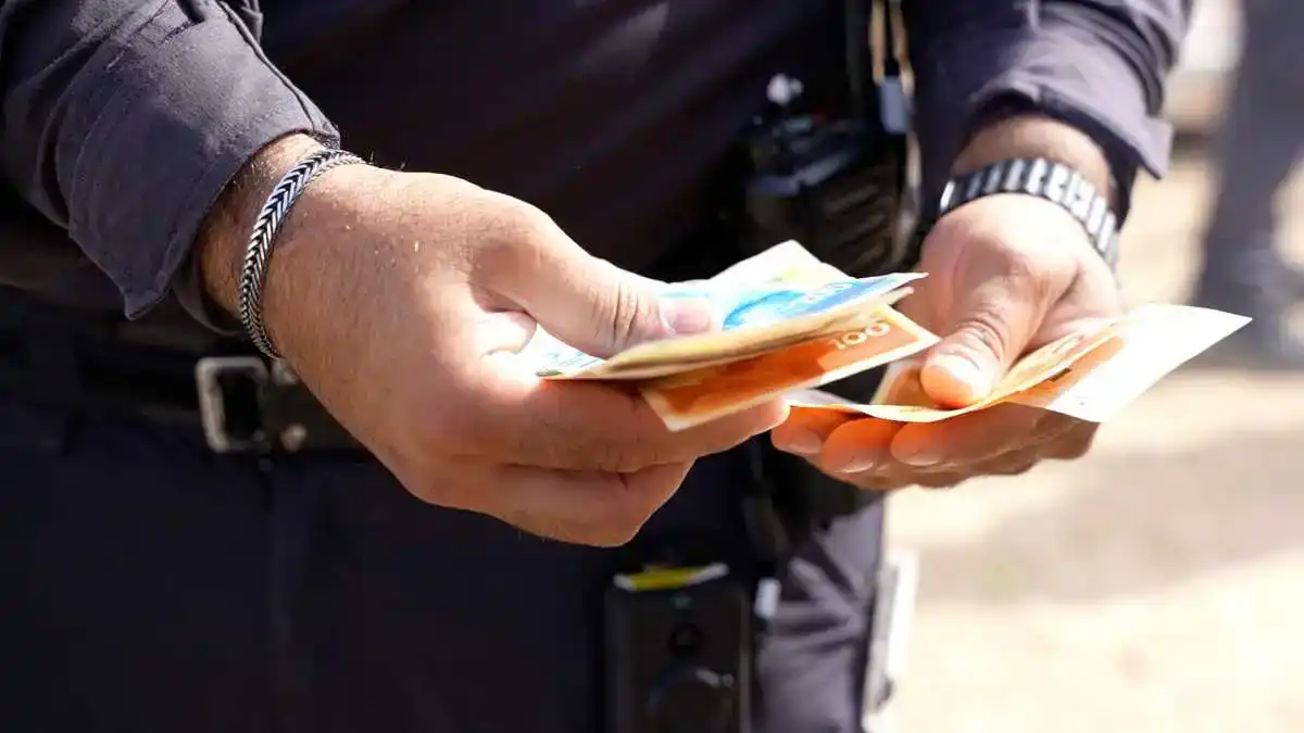 Смотрите: семья вымогала и угрожала, полиция провела облаву на центр преступной деятельности