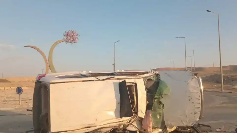 ניידת משטרה ואנשי כוחות חירום בזירת תאונה לאחר מרדף בדימונה.