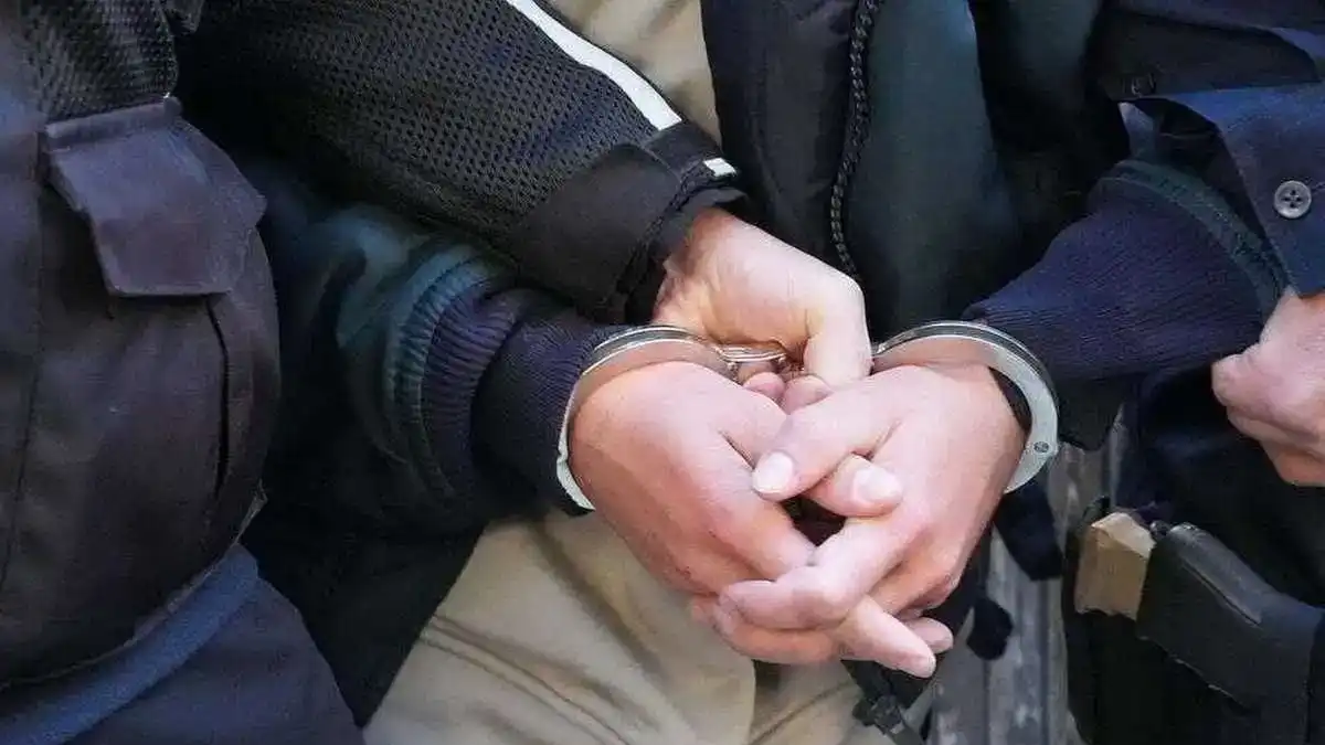 עצור מובל באזיקים להערכת מעצר