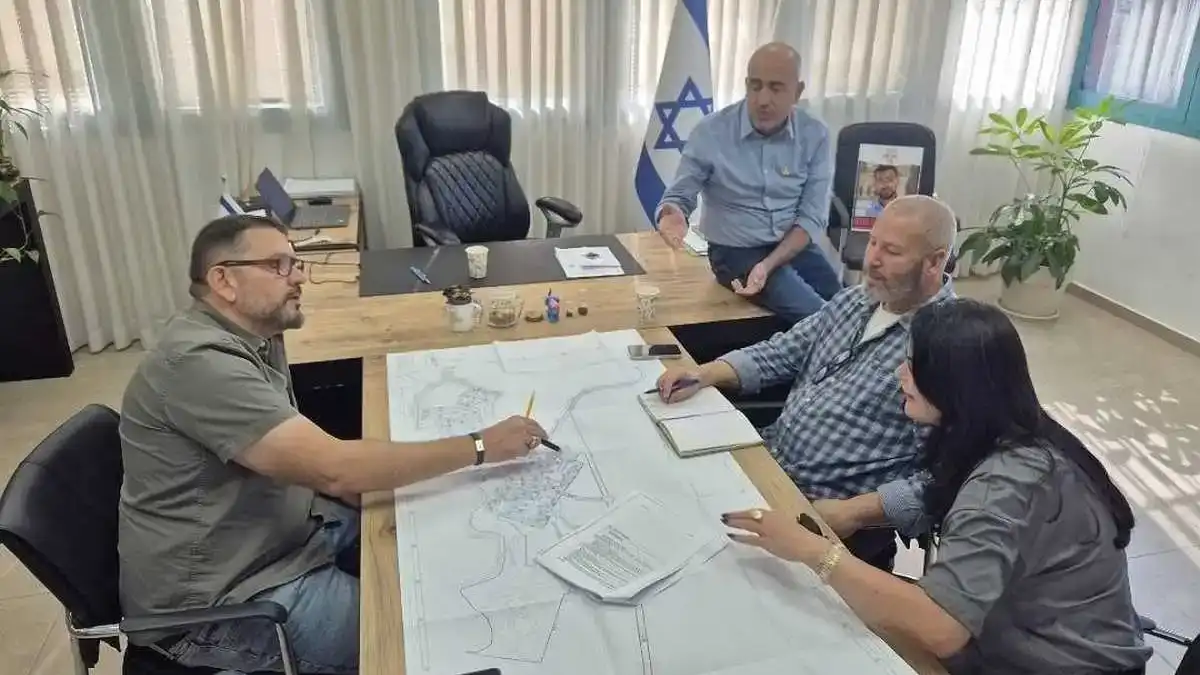 הדמיית שכונת מגורים חדשה במיתר, על רקע נופי היישוב, המיועדת לאנשי יחידת 8200 במסגרת מעבר צה''ל דרומה.