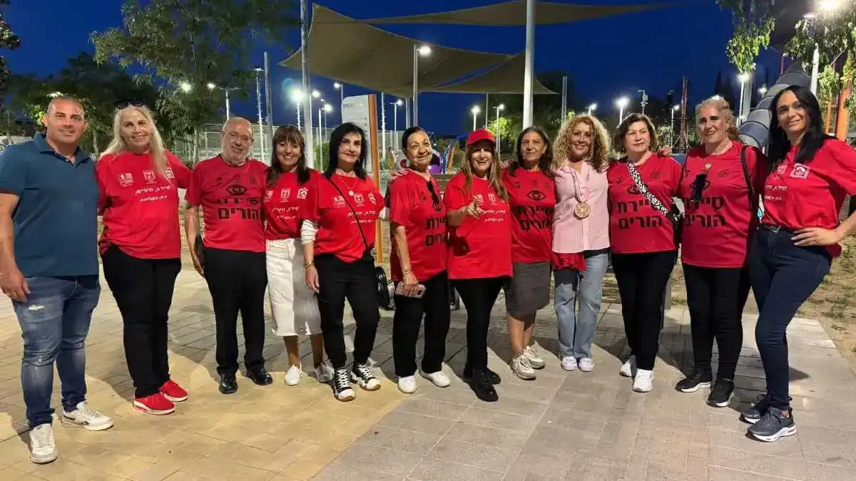 מתנדבי סיירת ההורים של אופקים בפעילות בשטח, במהלך סיור ערב בעיר