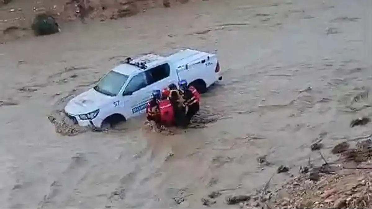 שטפונות בדרום: נחל באר שבע עלה על גדותיו, נוסעים חולצו מכלי רכב שנסחפו (תיעוד)