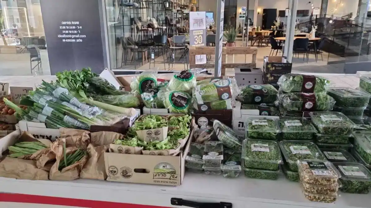 דוכן ירקות ופירות אורגניים טריים של משק פרידמן במתחם דיזיין פלוס בבאר שבע.
