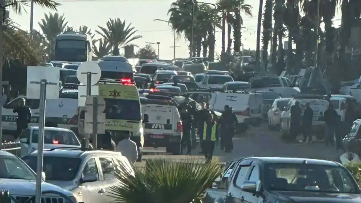 ניידות משטרה וכוחות הצלה בזירת ירי בתל שבע במהלך חקירת אירוע נקמת דם.