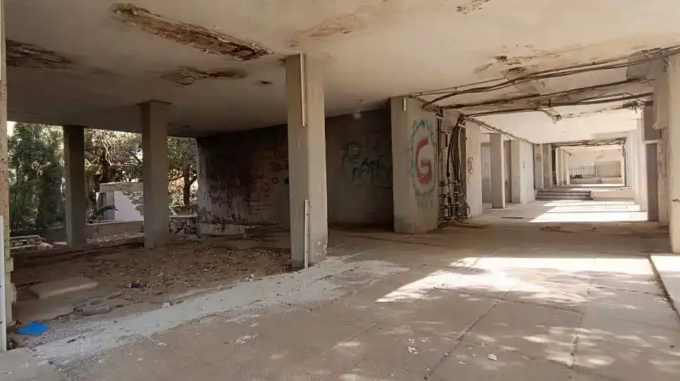 תמונת נוף עירוני של שכונות ישנות בדרום הארץ עם בניינים מתיישנים