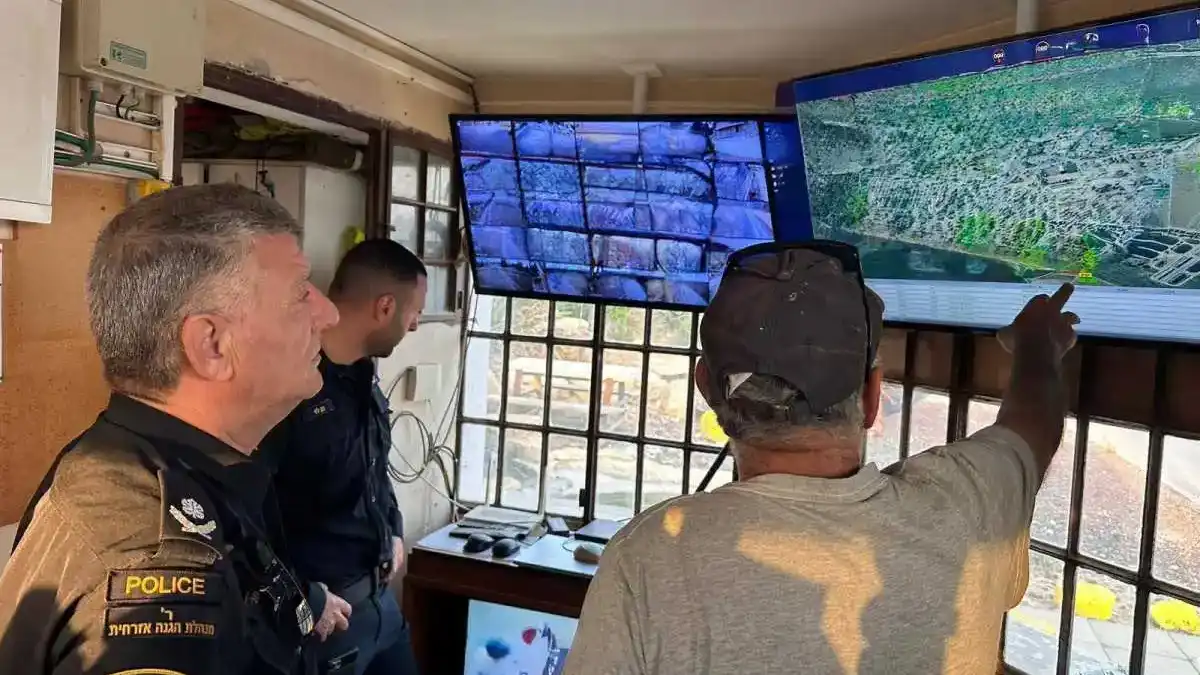 ניצב פרץ עמר מסייר ביישובי המועצה האזורית בני שמעון לצד גורמי ביטחון ובכירי המועצה במהלך בחינת המערכות לשיפור המוגנות.