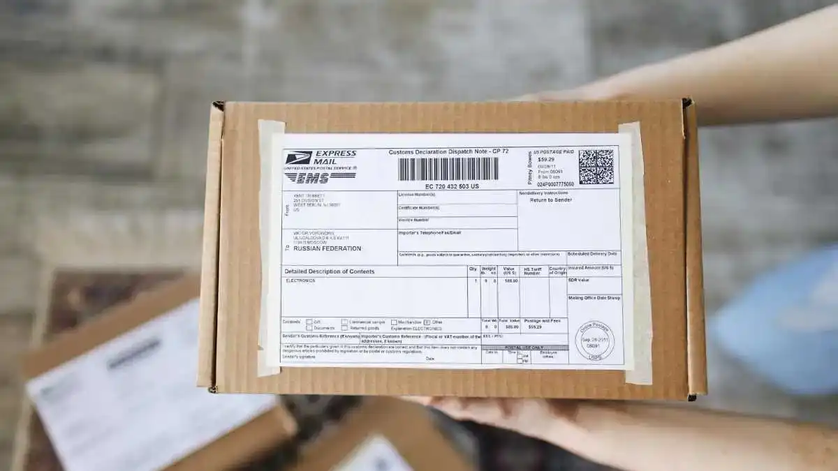 צילום של חבילות דואר נערמות בנקודת חלוקה בישראל, עם צרכנים הממתינים לקבלת משלוחים מחו