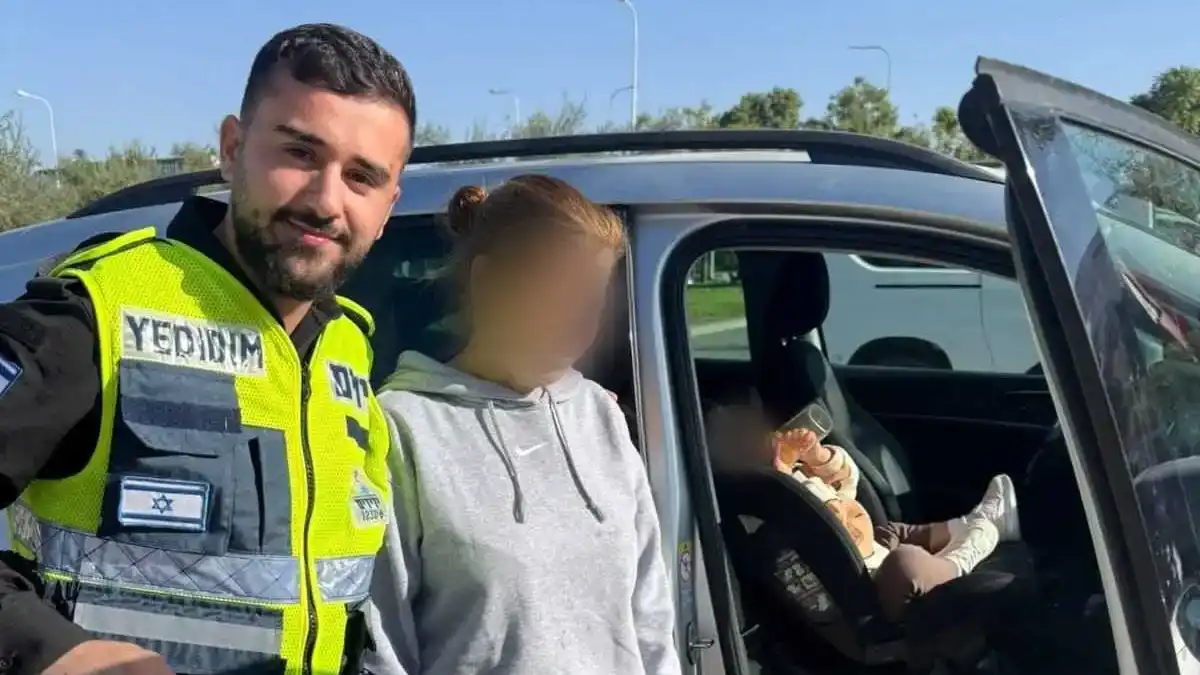 תיעוד חילוץ פעוטה שננעלה ברכב בחניון ישפרו פלאנט בבאר שבע בידי מתנדב ארגון ידידים, ללא נזק לרכב.