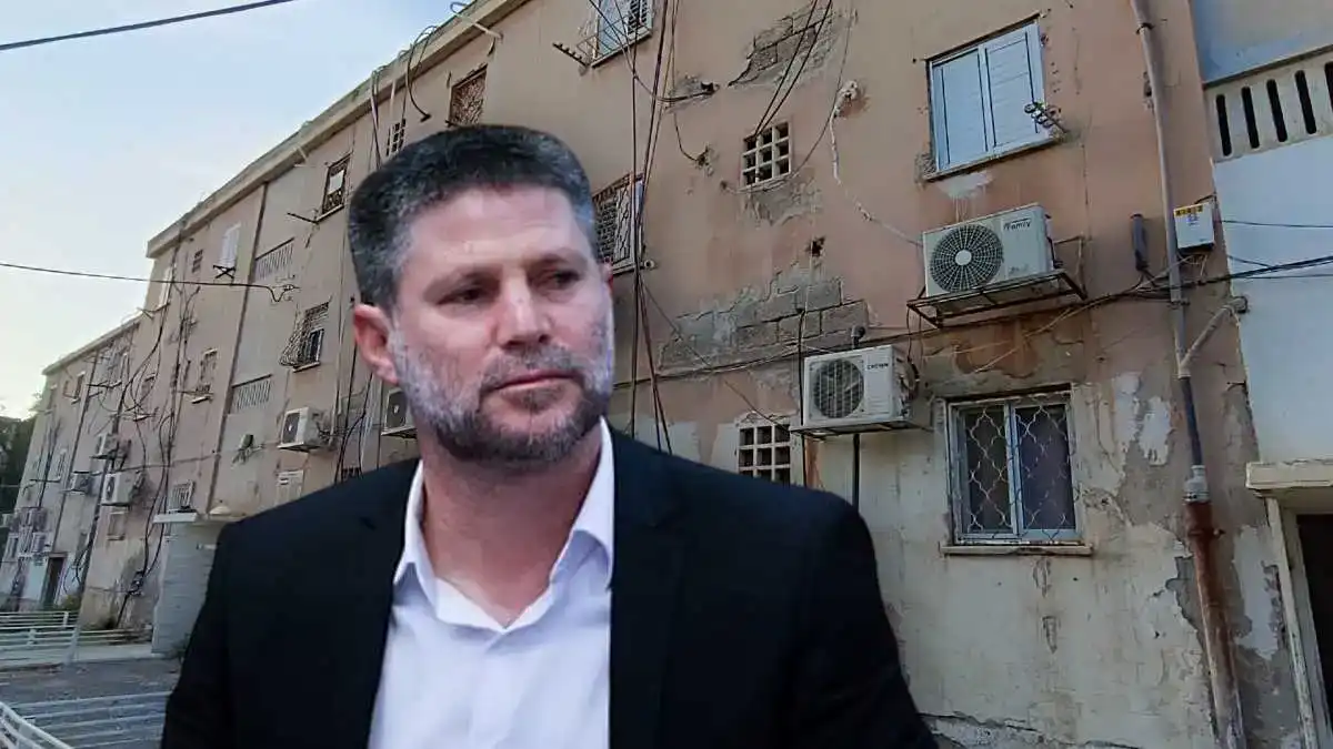 דירות דיור ציבורי בבניין ישן בישראל – חזית מבנה המשקפת את מצוקת הדיור ואת מאבק הדיירים לרכישת הדירות.