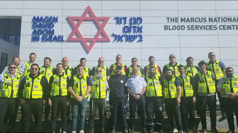 חובשים מארגון 'חברה הצלה ארגנטינה' לבושים בווסטים של מד