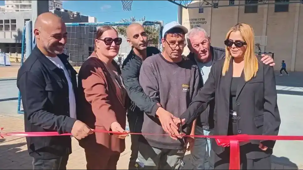 מטבח חינוכי חדש בבית הספר עמי אסף בדימונה עם דלפקי עבודה וציוד מתקדם בעת טקס החנוכה.