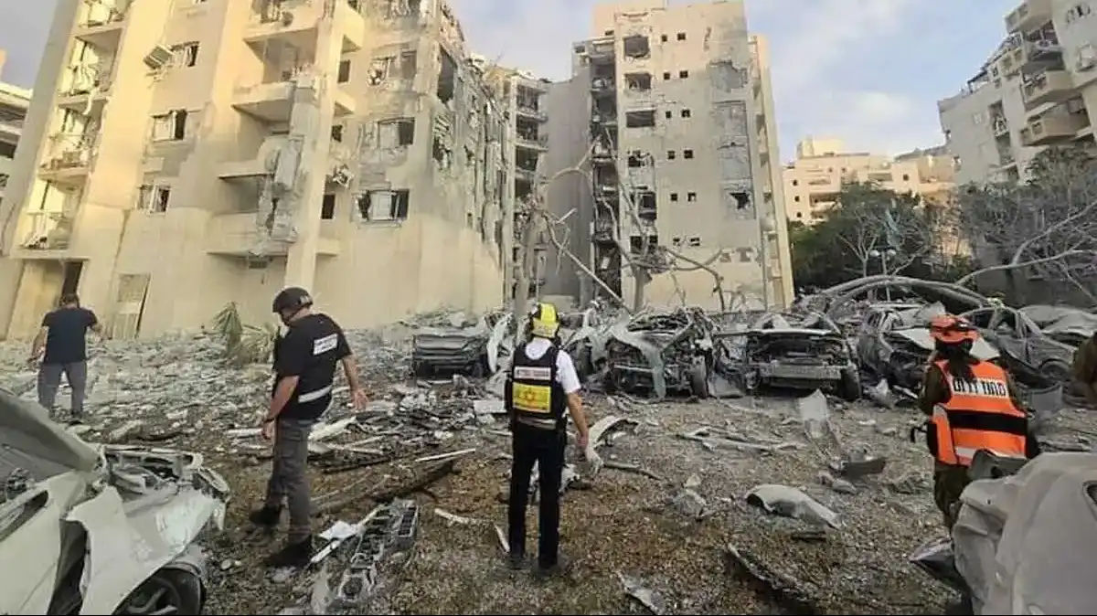 דיון של ועדת הכספים בכנסת בנושא תקצוב מרכזי החוסן, עם ראשי רשויות מהדרום וחברי כנסת סביב שולחן הוועדה.