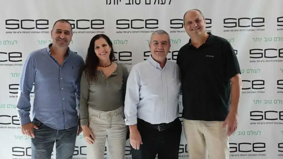 סטודנטים משתתפים בהאקתון סייבר בבאר שבע, עובדים בצוותים על פתרונות תחבורה חכמה במסגרת כנס SCE.