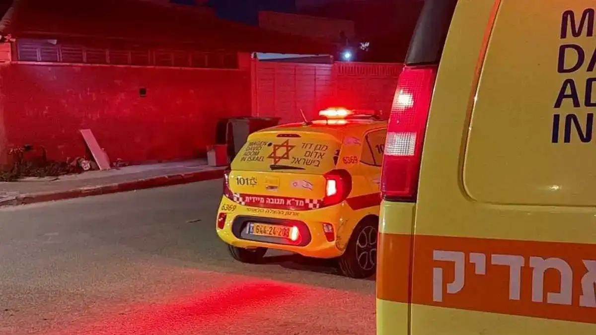 אמבולנס מדא וצוותים רפואיים מעניקים טיפול לפצועי ירי באירוע אלימות בנגב, בסמוך לכלי רכב אזרחיים.