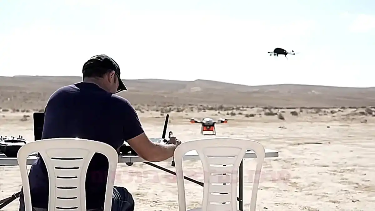 נילי אהרון, ראש מועצת ירוחם, מציגה את תוכניות הפיתוח בתחום הכטב״מים והחדשנות בעיר במהלך כנס מקצועי.