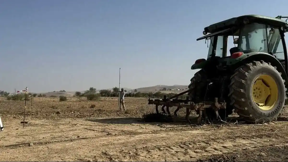 משתתפים יהודים ובדואים חורשים יחד שדה בפרויקט ואדי עתיר בנגב בעונת הזריעה