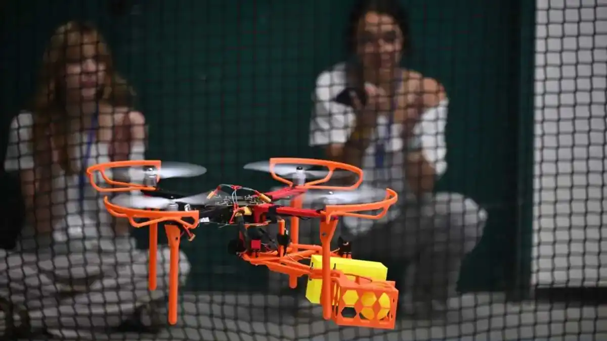 קבוצת תלמידים ותלמידות בתכנית 'עתידיסטים להנדסה' בבאר שבע בפעילות מעבדה או צילום קבוצתי בקמפוס סמי שמעון.