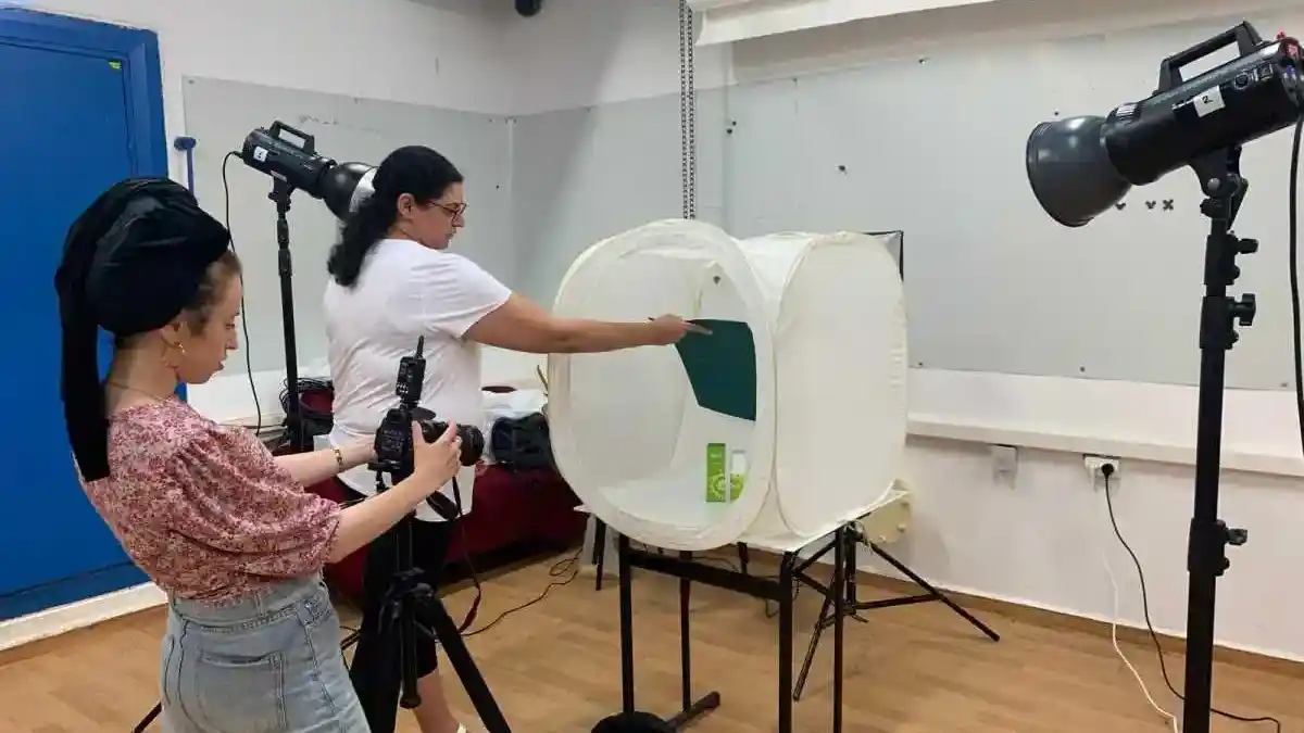 ניקולס סמירנוב במהלך שיעור צילום בסטודיו במכללה הטכנולוגית באר שבע