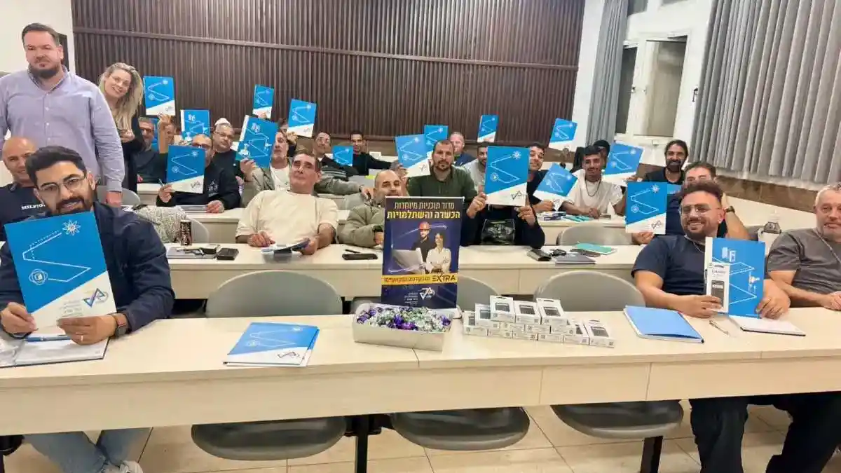 סטודנטים בקורס מיזוג אוויר דרג 3 במכללה הטכנולוגית באר שבע במהלך תרגול במעבדה