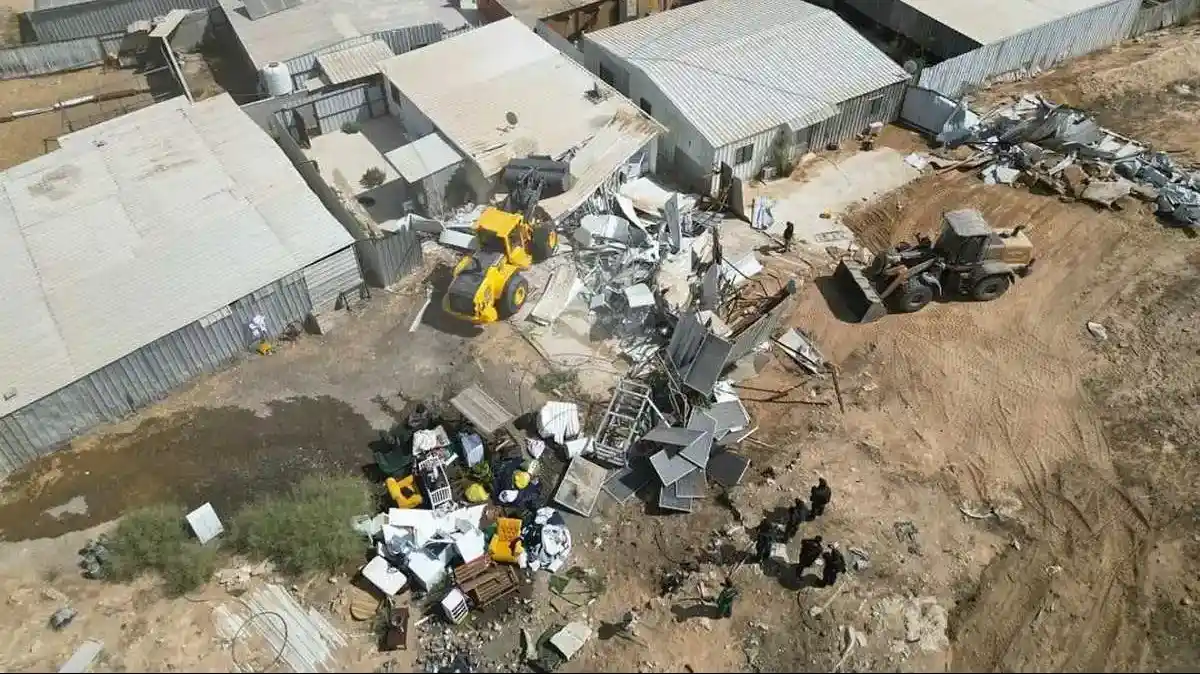 כוחות אכיפה במבצע הריסת מבנים בלתי חוקיים בנגב – ציוד כבד ומפקחים בשטח