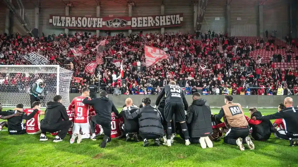 שחקני הפועל באר שבע חוגגים את שער הניצחון של איגור זלטאנוביץ' מול מכבי תל אביב באצטדיון טוטו־טרנר.