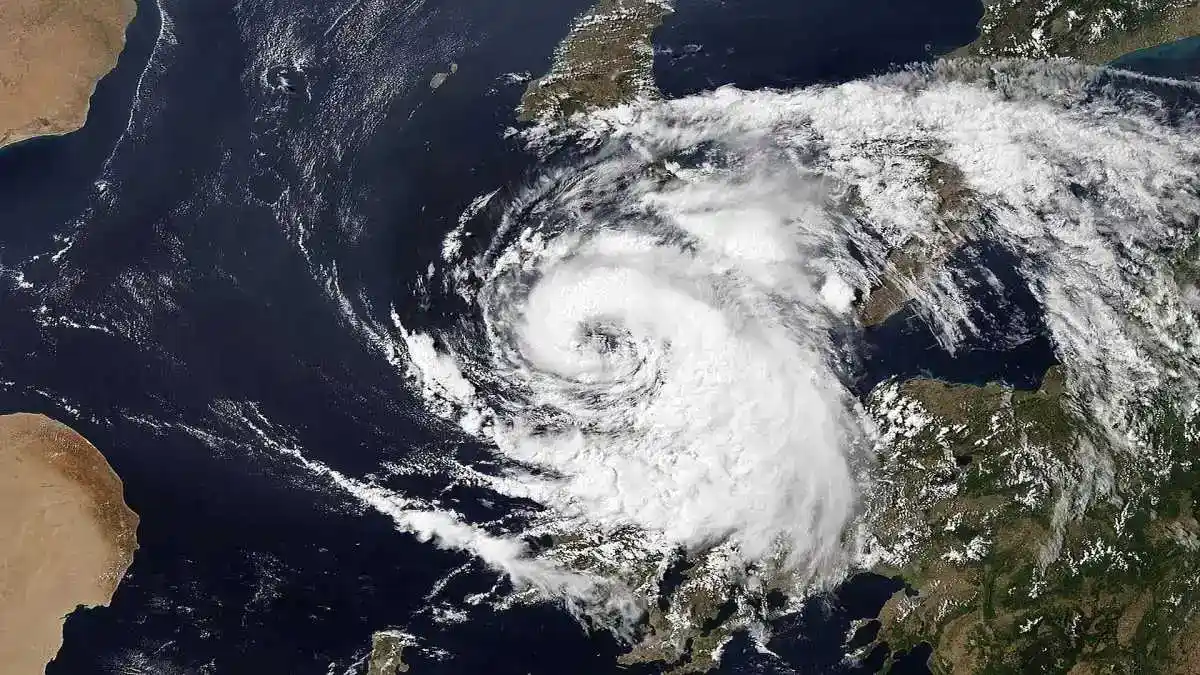 סופת עננים מעל מזרח הים התיכון, רקע דרמטי וגשום לקראת מערכת מזג אוויר חריגה