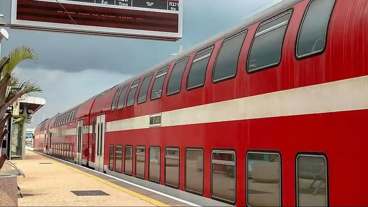 תנועת רכבות בתחנת באר שבע – צילום אווירה להמחשת שינויים זמניים בקווים