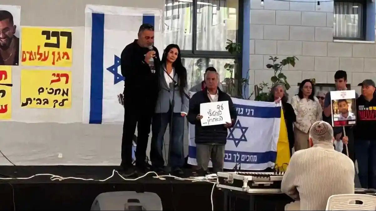תמונת כרזה/תמונה של רס"ל רן גואילי במסגרת יוזמת משרד החינוך לציון פועלו בחטיבות ובתיכונים.