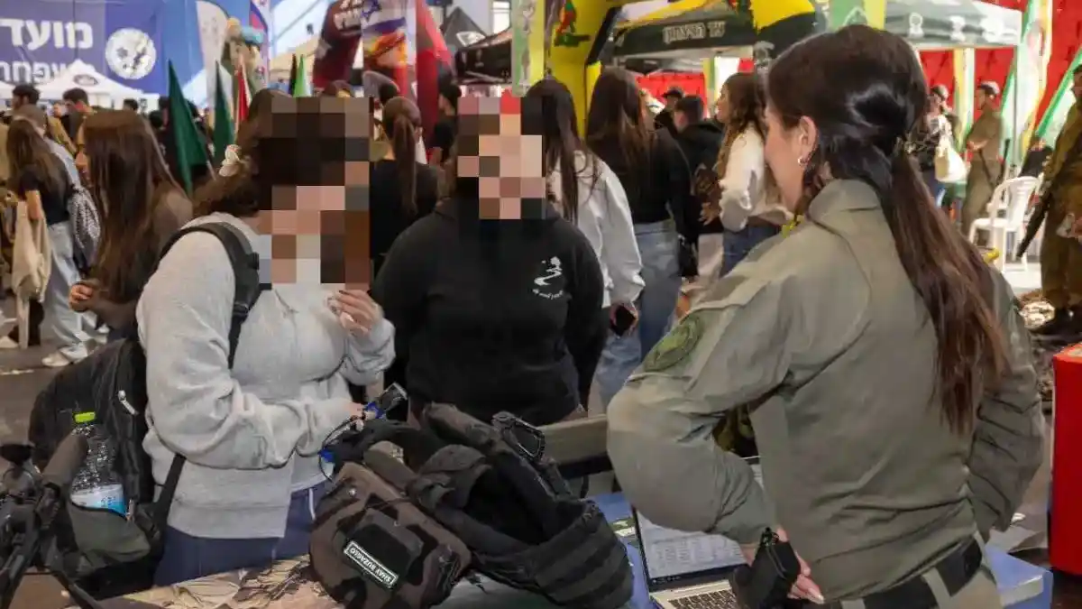 תלמידים מבאר שבע משוחחים עם לוחמים בעמדת מיצג חילות ביום צה"ל במקיף זילברמן