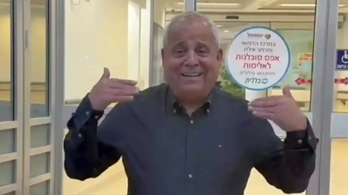 תמונת בני ביטון, ראש עיריית דימונה, מחייך באירוע ציבורי