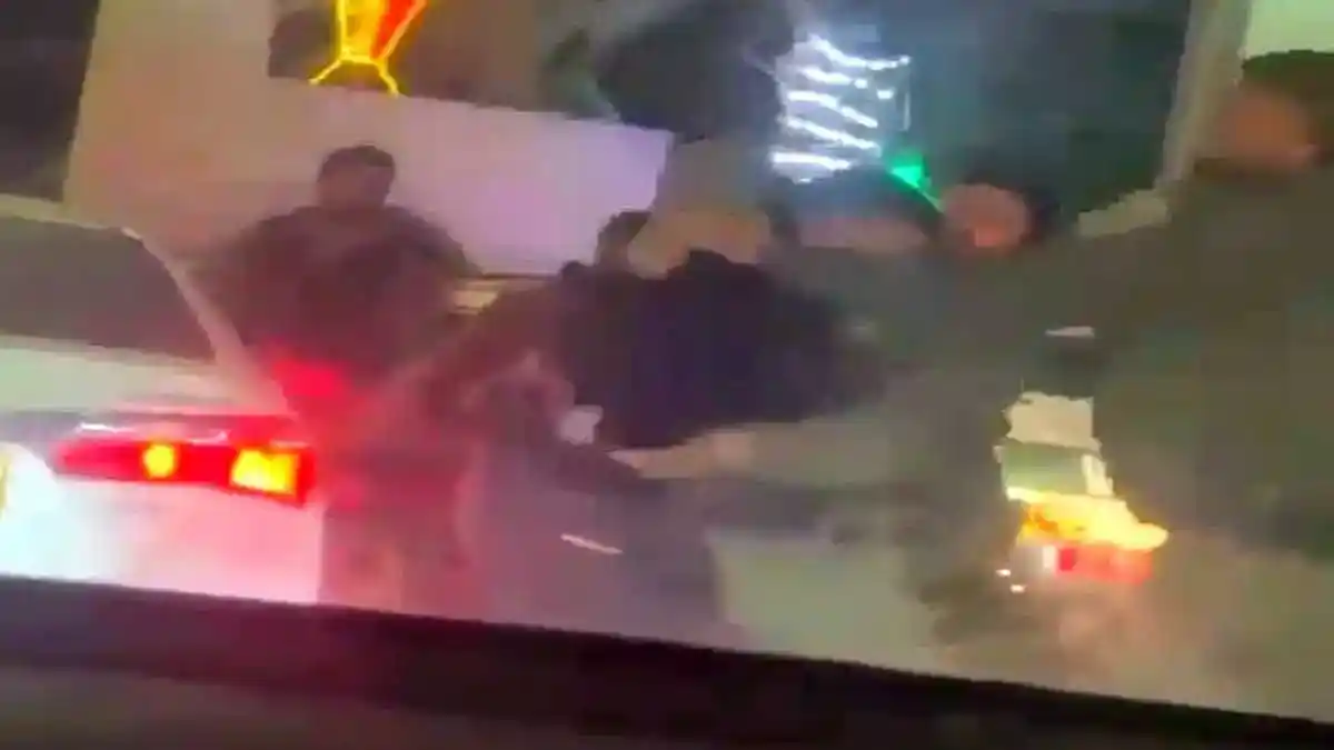 שוטרים במשמר הלאומי עוצרים חשוד במחסום בתל שבע במהלך פעילות מבצעית בדרום.