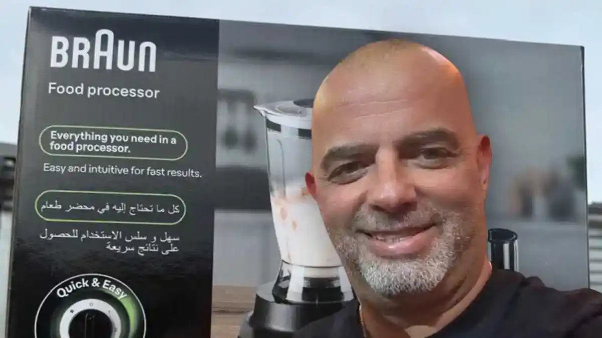 אייל רביד מנכ"ל רשת ויקטורי מציג את מבצעי מוצרי החשמל החדשים במחירי היבוא המקביל