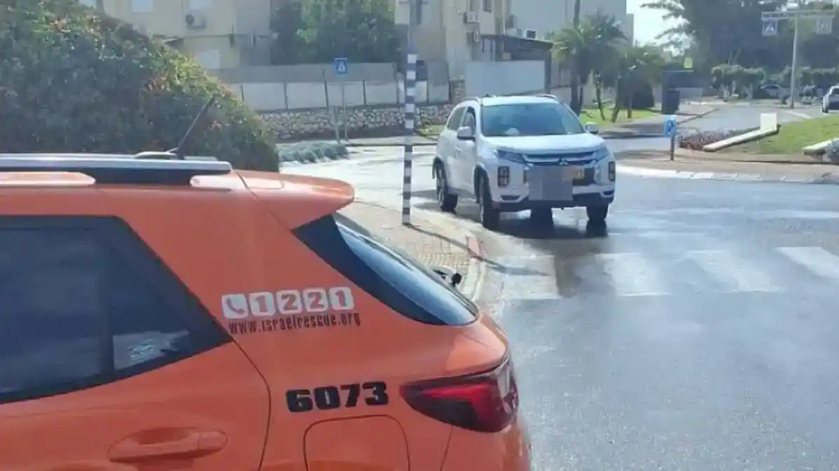 זירת תאונת דרכים עם רכבים פגועים ושוטרי תנועה בנתיבות, צוותי רפואה מעניקים טיפול בשטח